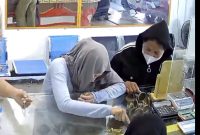 Dua Wanita Diduga curi emas di toko Terekam Kamera Pengawas. (Foto : Fb)