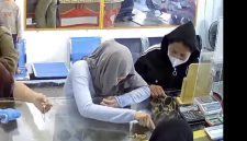 Dua Wanita Diduga curi emas di toko Terekam Kamera Pengawas. (Foto : Fb)