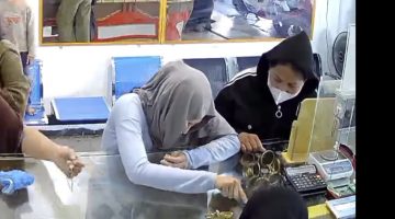 Dua Wanita Diduga curi emas di toko Terekam Kamera Pengawas. (Foto : Fb)
