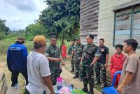 Foto Komandan Kodim 1013/Mtw Letkol Inf Nurwahid melaksanakan peninjauan lokasi rencana ground breaking pembangunan jembatan garuda