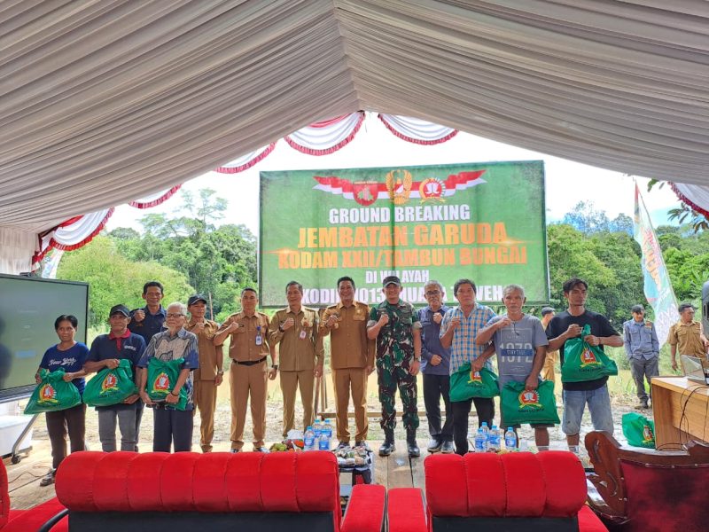 Foto Dandim 1013/Mtw Bersama FKPD Kabupaten Barito Utara di Desa Liang Buah, Kabupaten Barito Utara, Provinsi Kalimantan tengah
