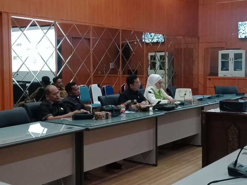 Foto di Dalam rapat yang digelar di ruang rapat DPRD