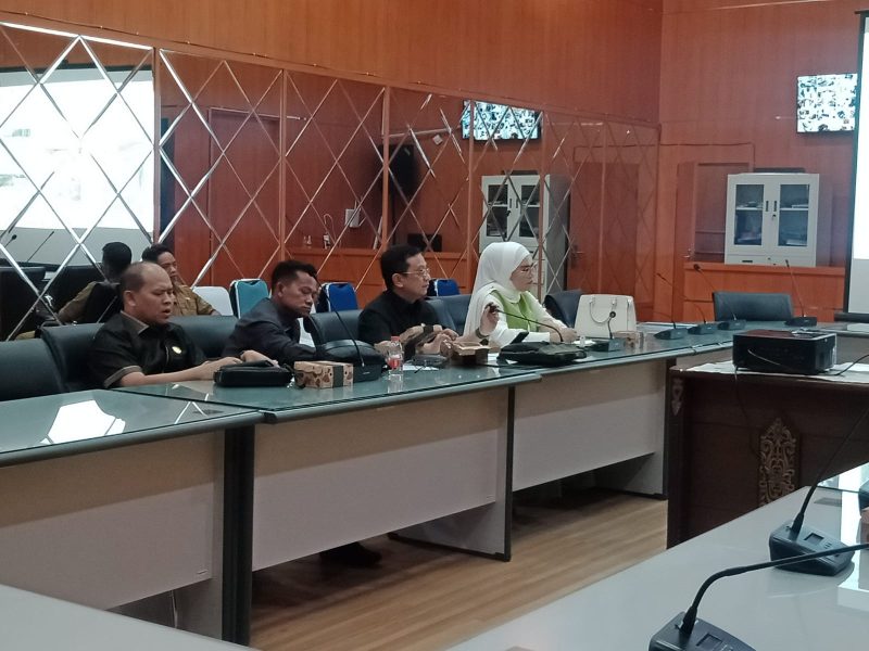 Foto di ruang Rapat Dengar Pendapat (RDP) bersama Dinas Pertanian setempat