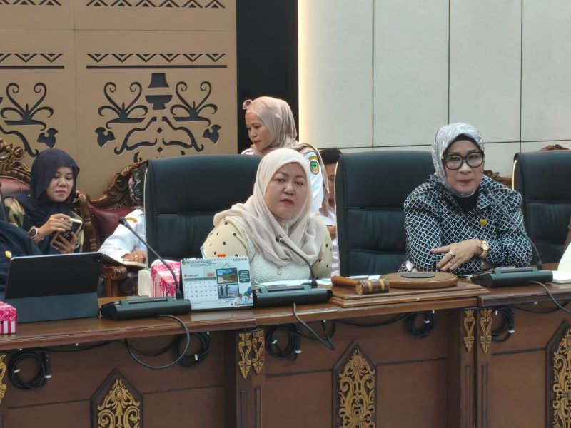 Foto Wakil Ketua II DPRD Barito Utara, Hj. Henny Rosgiaty Rusli