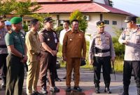 Foto Wakil Bupati Barito Utara, Felix Sonadie, bersama Sekretaris Daerah Kabupaten Barito Utara, Muhlis, di Eks Bandara Beringin