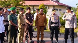 Foto Wakil Bupati Barito Utara, Felix Sonadie, bersama Sekretaris Daerah Kabupaten Barito Utara, Muhlis, di Eks Bandara Beringin