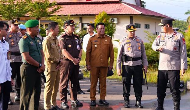 Foto Wakil Bupati Barito Utara, Felix Sonadie, bersama Sekretaris Daerah Kabupaten Barito Utara, Muhlis, di Eks Bandara Beringin