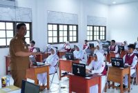 Foto Bupati Barito Utara, H. Shalahuddin di SDN 5 Melayu Muara Teweh