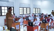 Foto Bupati Barito Utara, H. Shalahuddin di SDN 5 Melayu Muara Teweh