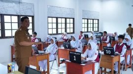 Foto Bupati Barito Utara, H. Shalahuddin di SDN 5 Melayu Muara Teweh