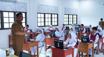 Foto Bupati Barito Utara, H. Shalahuddin di SDN 5 Melayu Muara Teweh