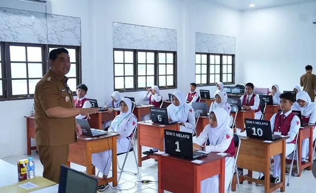 Foto Bupati Barito Utara, H. Shalahuddin di SDN 5 Melayu Muara Teweh