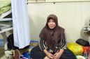 Mila(istri korban) menunggu di samping korban. Foto Dadang