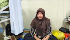 Mila(istri korban) menunggu di samping korban. Foto Dadang