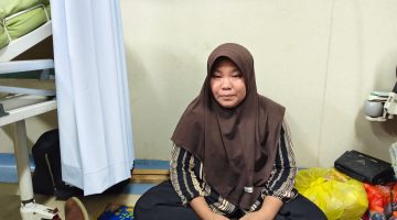 Mila(istri korban) menunggu di samping korban. Foto Dadang