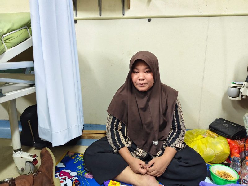 Mila(istri korban) menunggu di samping korban. Foto Dadang