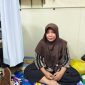Mila(istri korban) menunggu di samping korban. Foto Dadang