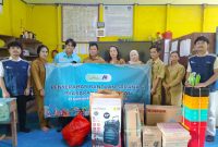 PT Suprabari Mapanindo Mineral (PT SMM) melalui program Corporate Social Responsibility (CSR) di pilar pendidikan.
