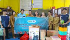 PT Suprabari Mapanindo Mineral (PT SMM) melalui program Corporate Social Responsibility (CSR) di pilar pendidikan.