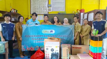 PT Suprabari Mapanindo Mineral (PT SMM) melalui program Corporate Social Responsibility (CSR) di pilar pendidikan.