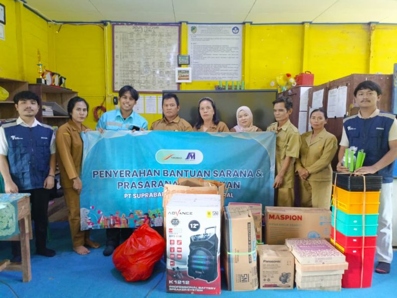 PT Suprabari Mapanindo Mineral (PT SMM) melalui program Corporate Social Responsibility (CSR) di pilar pendidikan.