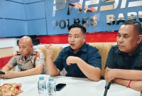 Kapolres AKBP Singgih Febiyanto dan Kasat Reskrim AKP Ricky Setiawan serta Kabidpenum Iptu Novendra saat memberika  pres rilis, Selasa (21/04/26). foto. Dadang