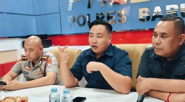 Kapolres AKBP Singgih Febiyanto dan Kasat Reskrim AKP Ricky Setiawan serta Kabidpenum Iptu Novendra saat memberika  pres rilis, Selasa (21/04/26). foto. Dadang