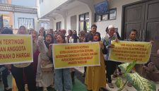 Foto ratusan anggota Koperasi Sejahtera Bersama di Pengadilan Negeri Sampit