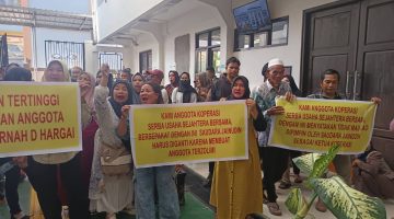 Foto ratusan anggota Koperasi Sejahtera Bersama di Pengadilan Negeri Sampit