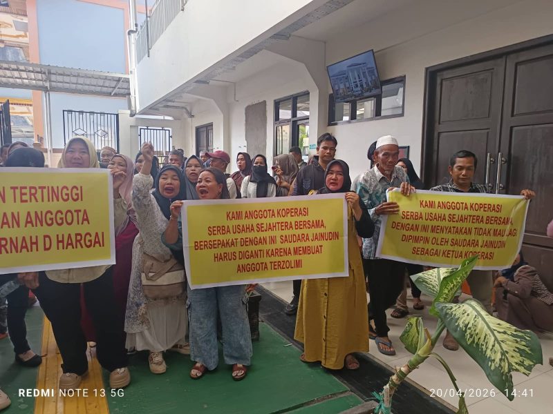 Foto ratusan anggota Koperasi Sejahtera Bersama di Pengadilan Negeri Sampit