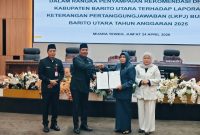 Foto Ketua DPRD Barito Utara, Hj. Merry Rukaini, didampingi Wakil Ketua II, Hj. Henny Rosgiaty Rusli di rapat paripurna