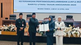 Foto Ketua DPRD Barito Utara, Hj. Merry Rukaini, didampingi Wakil Ketua II, Hj. Henny Rosgiaty Rusli di rapat paripurna