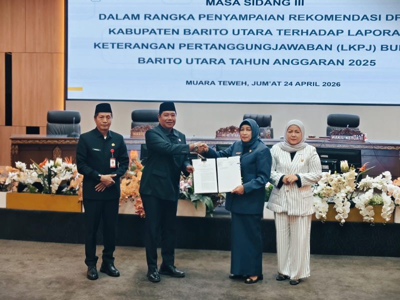 Foto Ketua DPRD Barito Utara, Hj. Merry Rukaini, didampingi Wakil Ketua II, Hj. Henny Rosgiaty Rusli di rapat paripurna