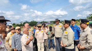 Foto Bupati Barito Utara, H. Shalahuddin di Ex Bandara Beringin, Kantor Sekretariat Daerah setempat