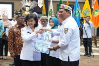 Foto Bupati Barito Utara, H. Shalahuddin, bersama Ketua TP PKK Barut, Hj Maya Savitri Shakahuddin