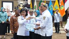 Foto Bupati Barito Utara, H. Shalahuddin, bersama Ketua TP PKK Barut, Hj Maya Savitri Shakahuddin