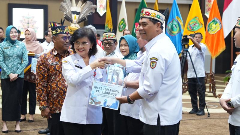 Foto Bupati Barito Utara, H. Shalahuddin, bersama Ketua TP PKK Barut, Hj Maya Savitri Shakahuddin