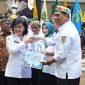 Foto Bupati Barito Utara, H. Shalahuddin, bersama Ketua TP PKK Barut, Hj Maya Savitri Shakahuddin