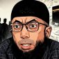 Ilustrasi Ustaz Khalid Basalamah di tengah kasus kuota haji. [Suara.com/Ema] 