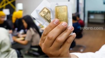 Petugas melayanai warga yang memesan emas Antam di Butik Emas Logam Mulia Antam, TB Simatupang, Jakata. [Suara.com/Alfian Winanto] 