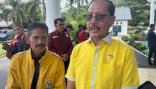 Ketua Dewan Pimpinan Daerah (DPD) Partai Golongan Karya (Golkar) Kabupaten Barito Timur, H. Supriatna saat di wawancarai wartawan. Foto : 1tulah.com/zakirin