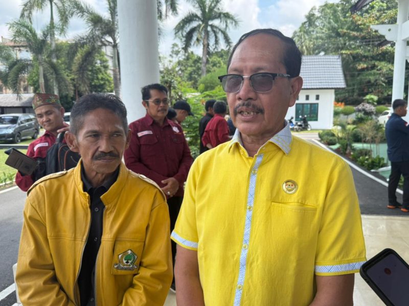 Ketua Dewan Pimpinan Daerah (DPD) Partai Golongan Karya (Golkar) Kabupaten Barito Timur, H. Supriatna saat di wawancarai wartawan. Foto : 1tulah.com/zakirin