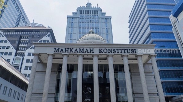 Gedung Mahkamah Konstitusi di Jakarta, Senin (16/10/2023). [Suara.com/Alfian Winanto] 