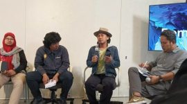 Sejarawan Indonesia J.J Rizal dalam sebuah diskusi Liga Demokrasi yang bertajuk Militerisme, kekerasan, dan Impunitas, yang diselenggarakan oleh Yayasan Lembaga Bantuan Hukum Indonesia (YLBHI), Jumat (24/04/2026) [Suara.com/Tsabita] 