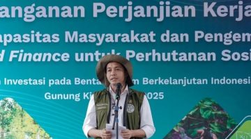 Menteri Kehutanan (Menhut) Raja Juli Antony saat menghadiri penandatanganan Mou dengan Global Green Growth Institute (GGGI) yang berasal dari Inggris dan Wakil Gubernur DIY Kanjeng Gusti Pangeran Adipati Aryo Paku Alam X terkait Perhutanan Sosial. (Foto: Dok Kemenhut RI) 