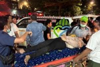 Korban luka kecelakaan kereta api di area Stasiun Bekasi Timur dievakuasi petugas menuju rumah sakit terdekat. (ANTARA/Pradita Kurniawan Syah). 