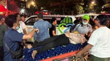 Korban luka kecelakaan kereta api di area Stasiun Bekasi Timur dievakuasi petugas menuju rumah sakit terdekat. (ANTARA/Pradita Kurniawan Syah). 