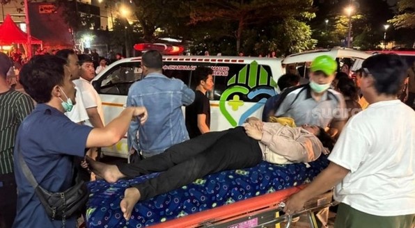 Korban luka kecelakaan kereta api di area Stasiun Bekasi Timur dievakuasi petugas menuju rumah sakit terdekat. (ANTARA/Pradita Kurniawan Syah). 