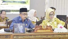 Ketua Komisi I DPRD Kalteng, Muhajirin (tengah), didampingi Ketua Komisi II DPRD Kalteng, Siti Nafsiah (paling kanan), Selasa (28/4/2026).Foto:Istimewa