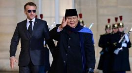 Presiden Prancis Emmanuel Macron menyambut langsung kedatangan Presiden RI Prabowo Subianto di halaman Istana Élysée, Jumat (23/1/2026). (Foto dok. Biro Pers Sekretariat Presiden)